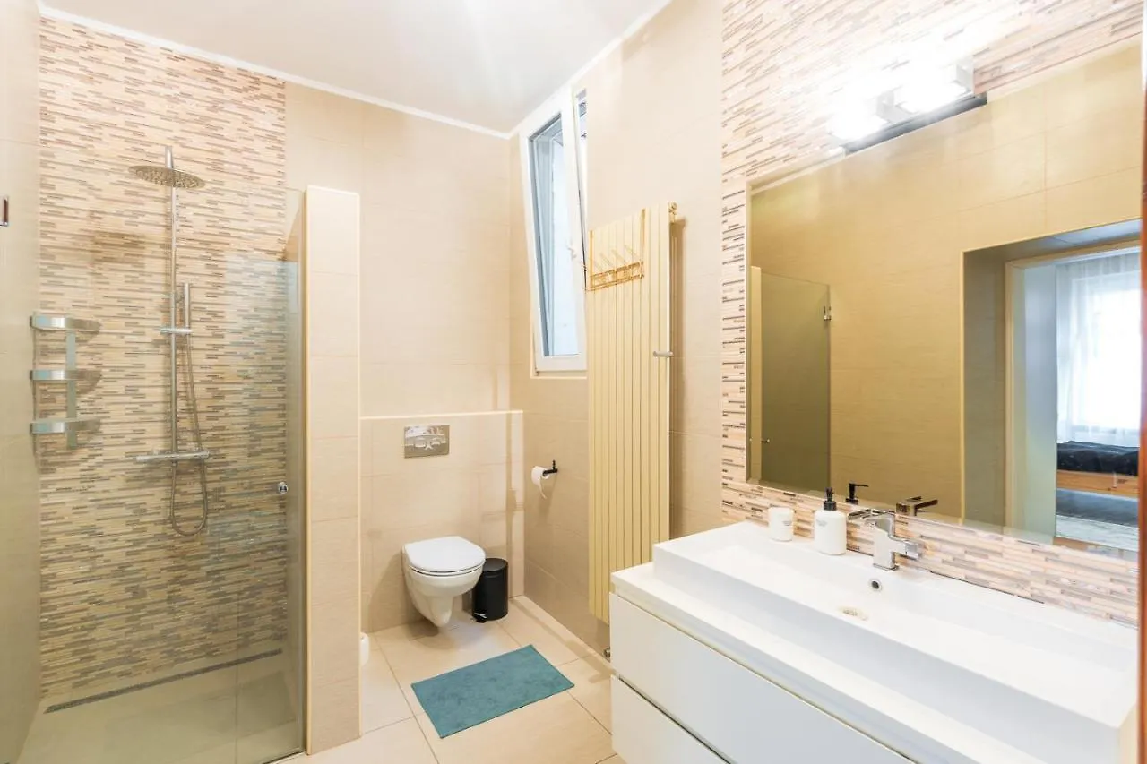 Vibrant And Spacious Downtown Budapest Flat ハンガリー