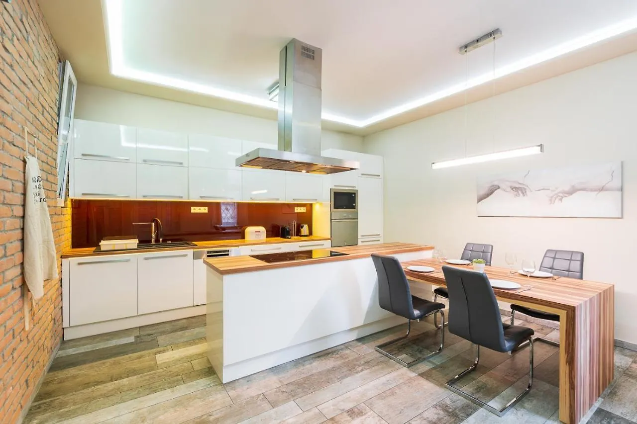 Vibrant And Spacious Downtown Budapest Flat 0*,  ハンガリー