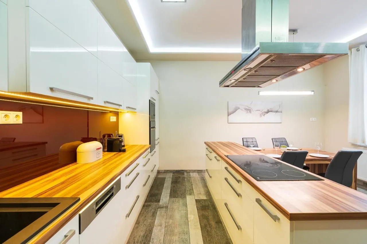 Vibrant And Spacious Downtown Budapest Flat アパート